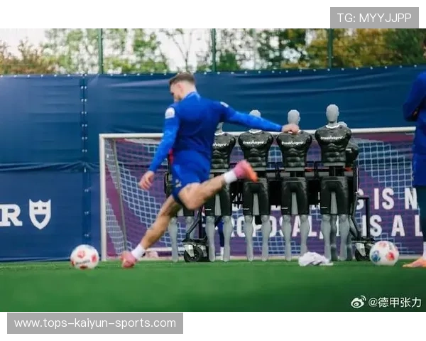 任意球假动作骗倒人墙,随后直接传中破门——一场足球技艺的精彩展示 任意球假动作骗倒人墙,随后直接传中破门——一场足球技艺的精彩展示